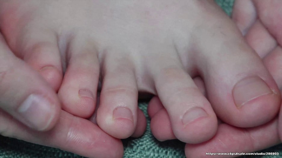 aapary Qiqi S Size 38 Feet Close Up Of Curling And Playing With Her Toes